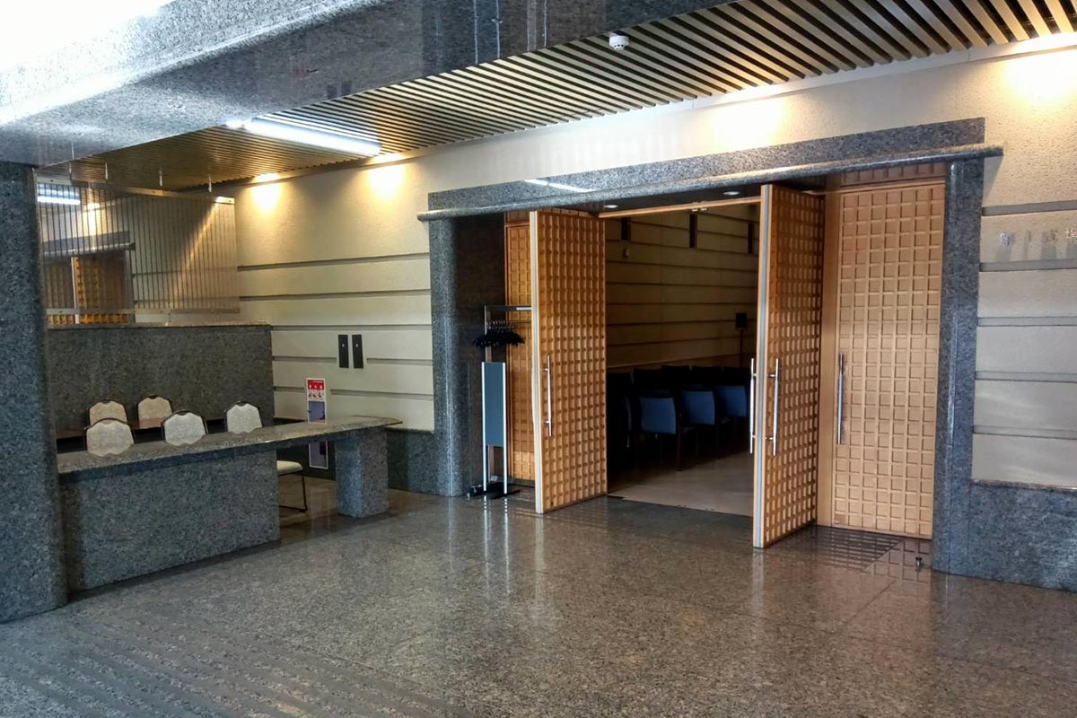 上尾伊奈斎場つつじ苑の式場入り口